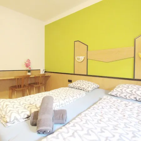 Family Room In Huetteldorfer Strasse Area